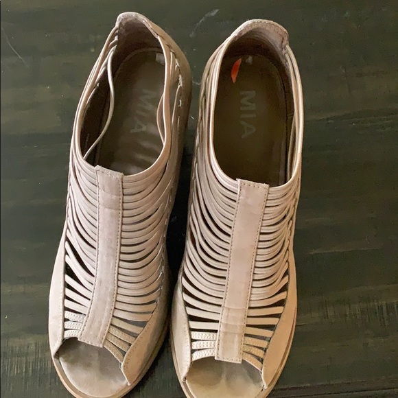 Mia elastic strap “shootie” 9.5 - Picture 5 of 6